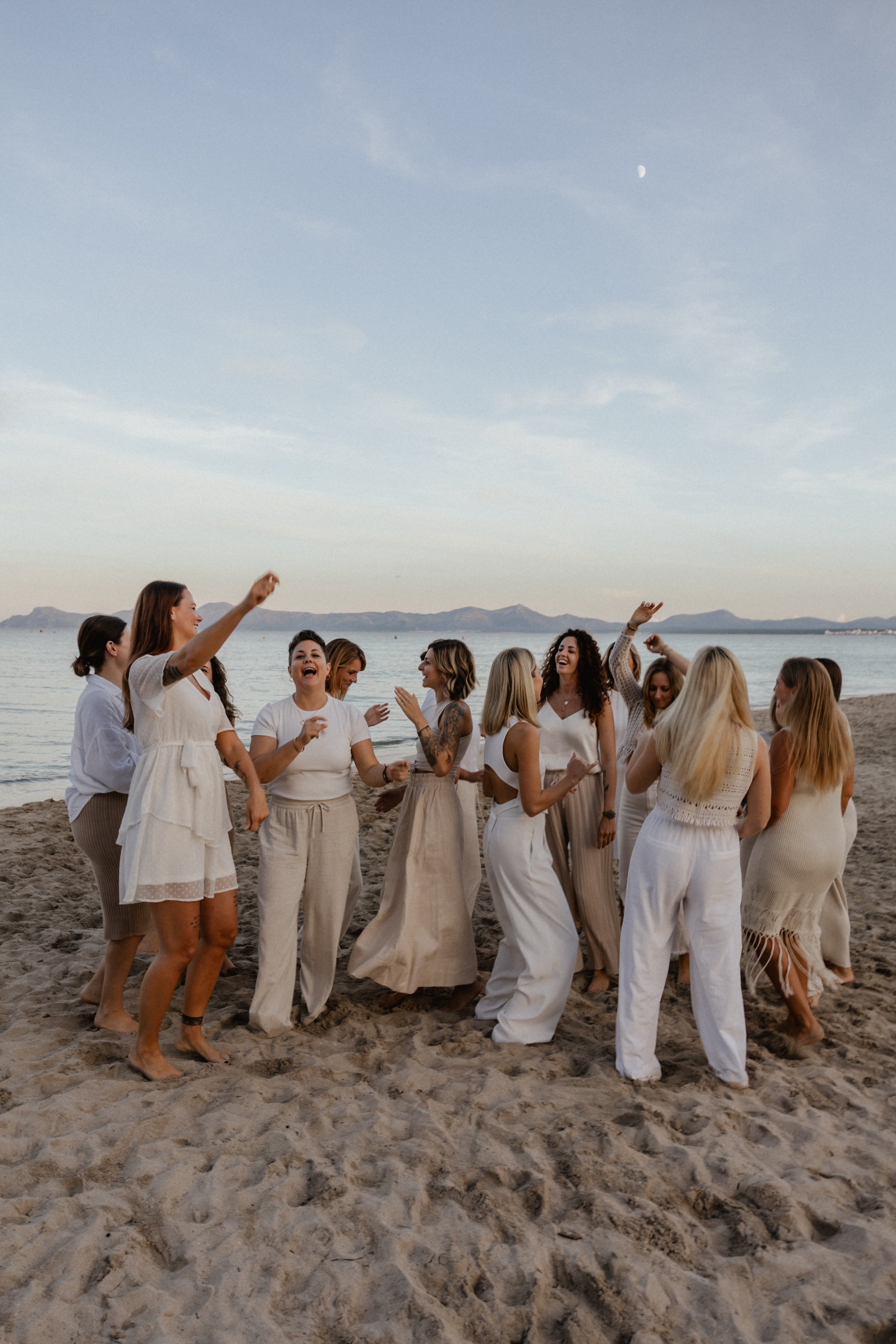Ringana-Team am Strand – gemeinsam wachsen, gemeinsam Freude teilen