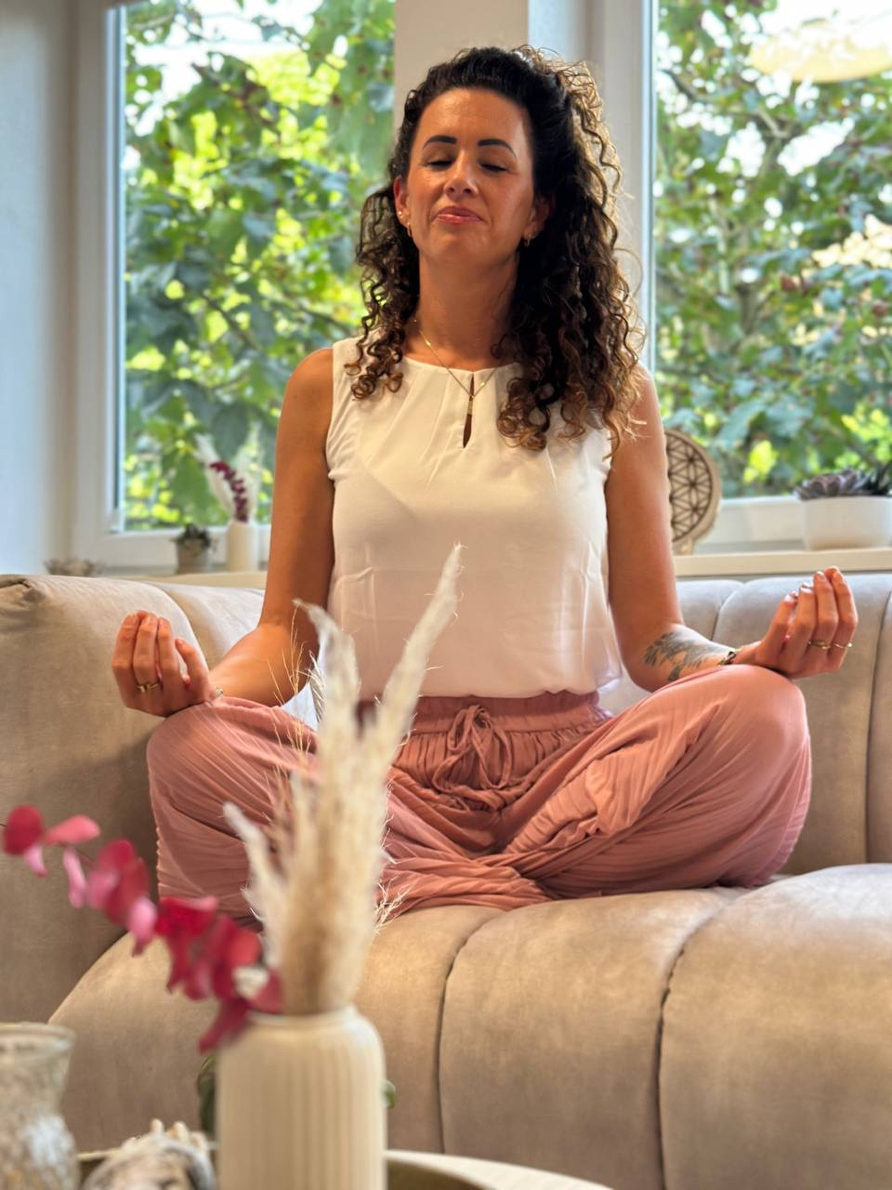 Frau in Meditation – Verbindung, Achtsamkeit und Intuition als Teil der Behandlung